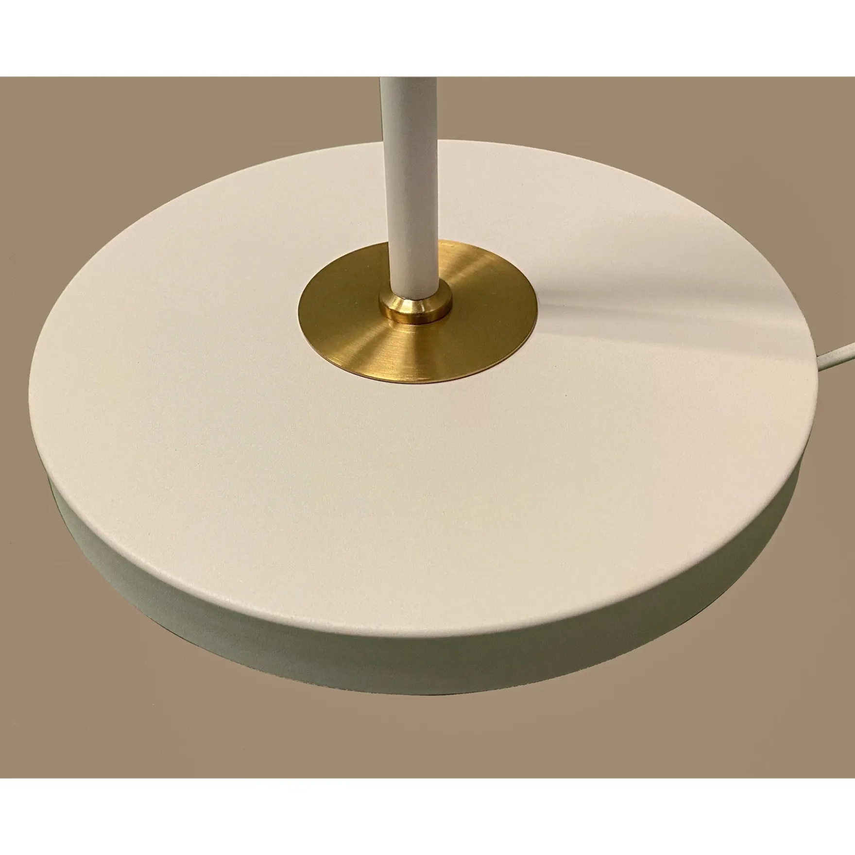 Birka gulvlampe hvit/messing