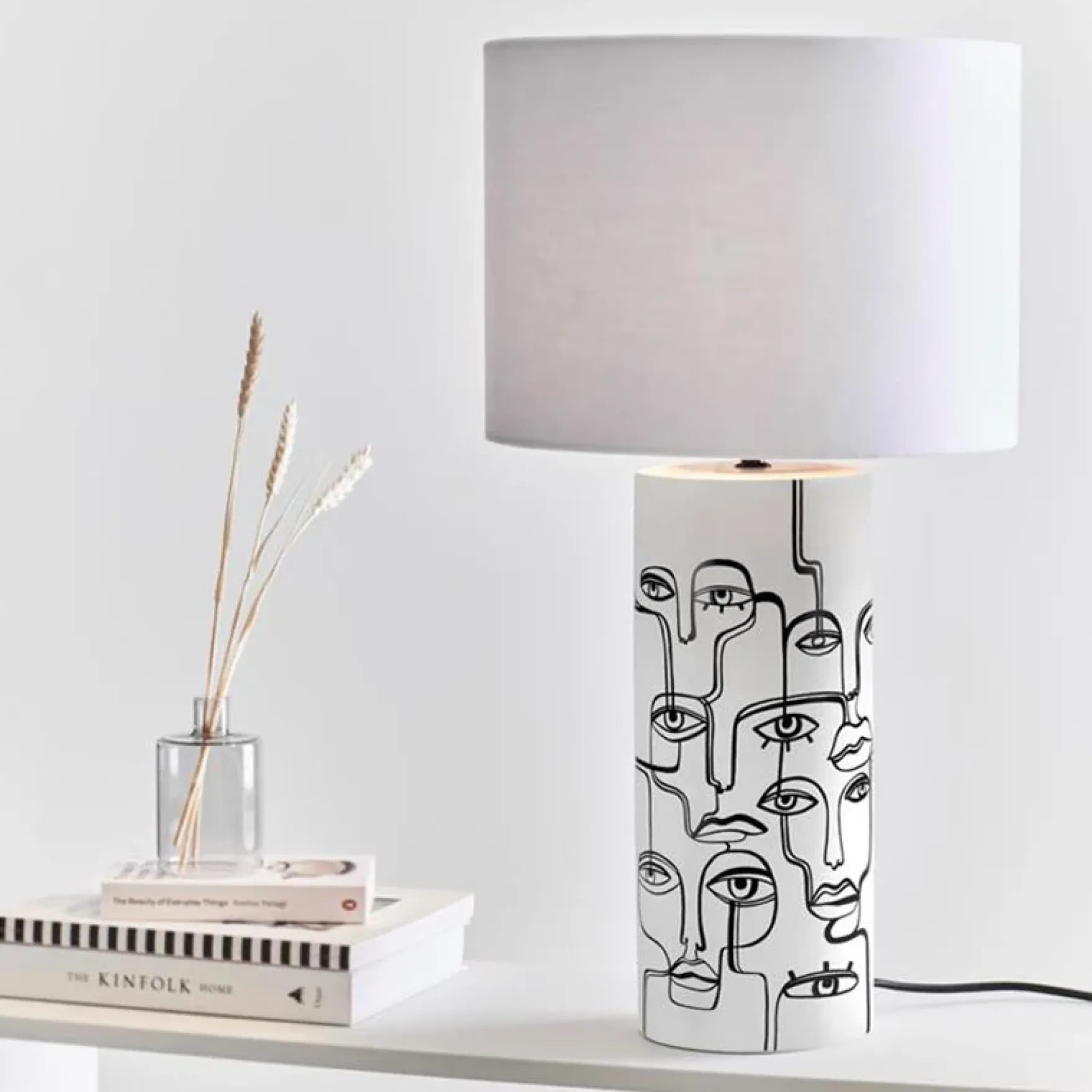 Family bordlampe hvit/sort