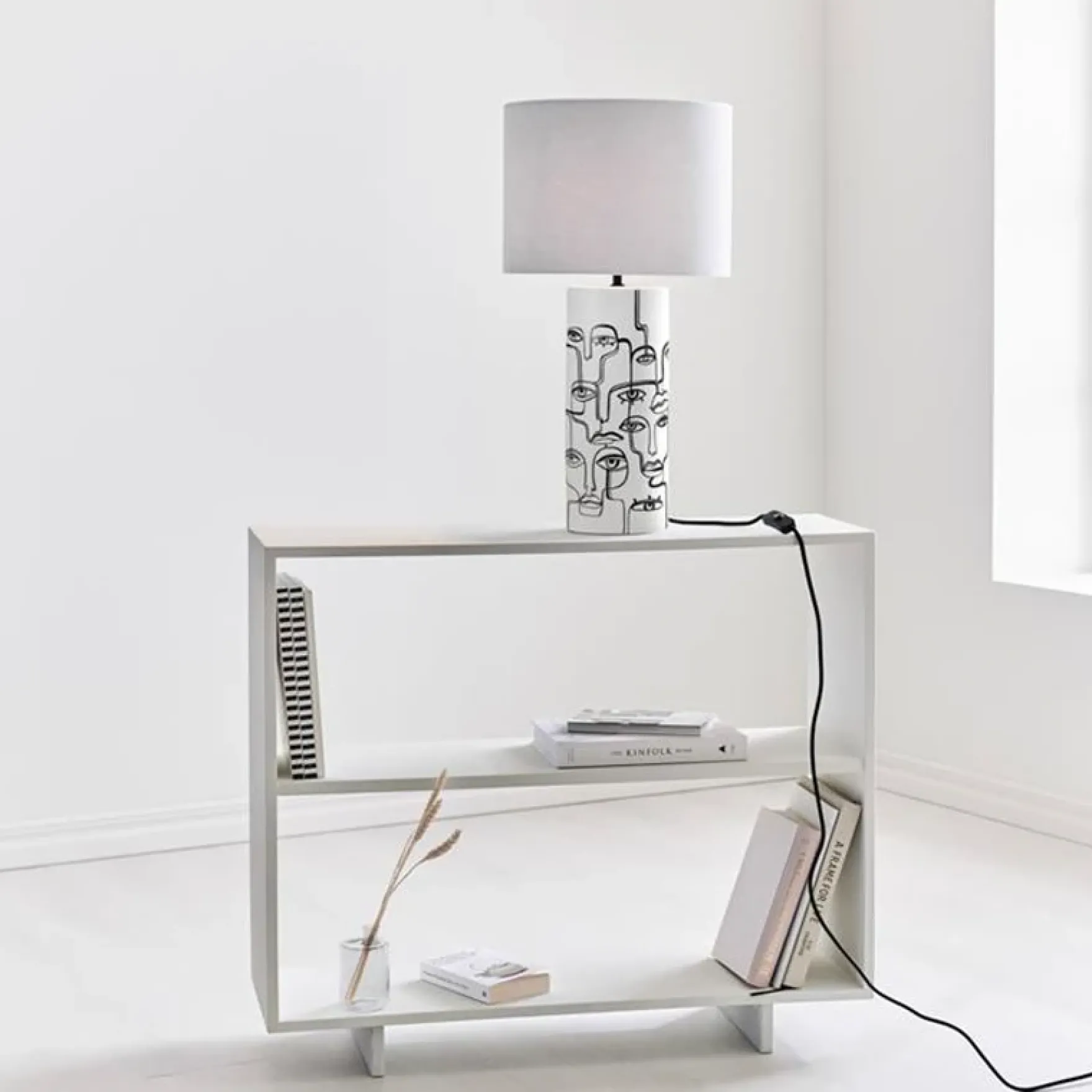 Family bordlampe hvit/sort