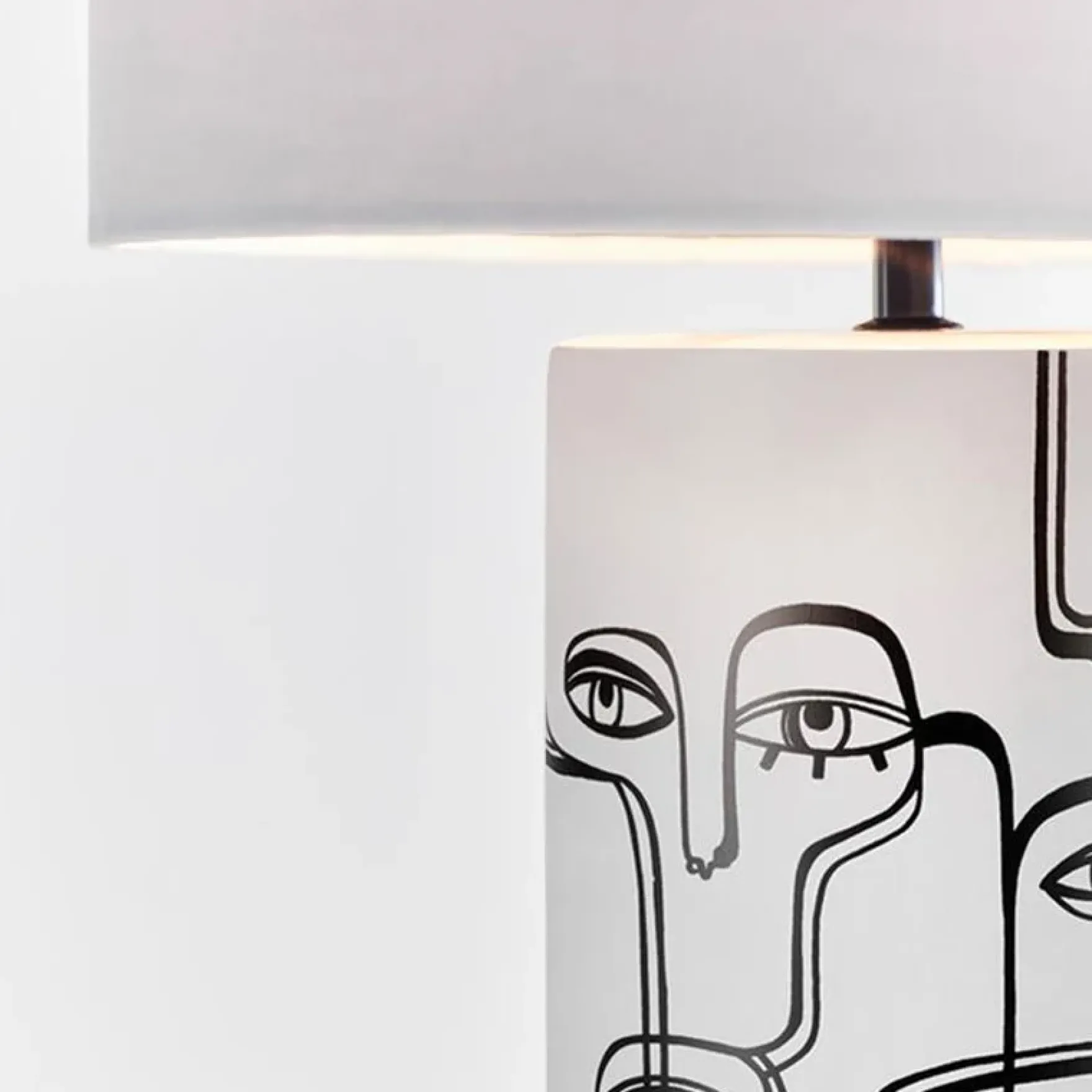Family bordlampe hvit/sort