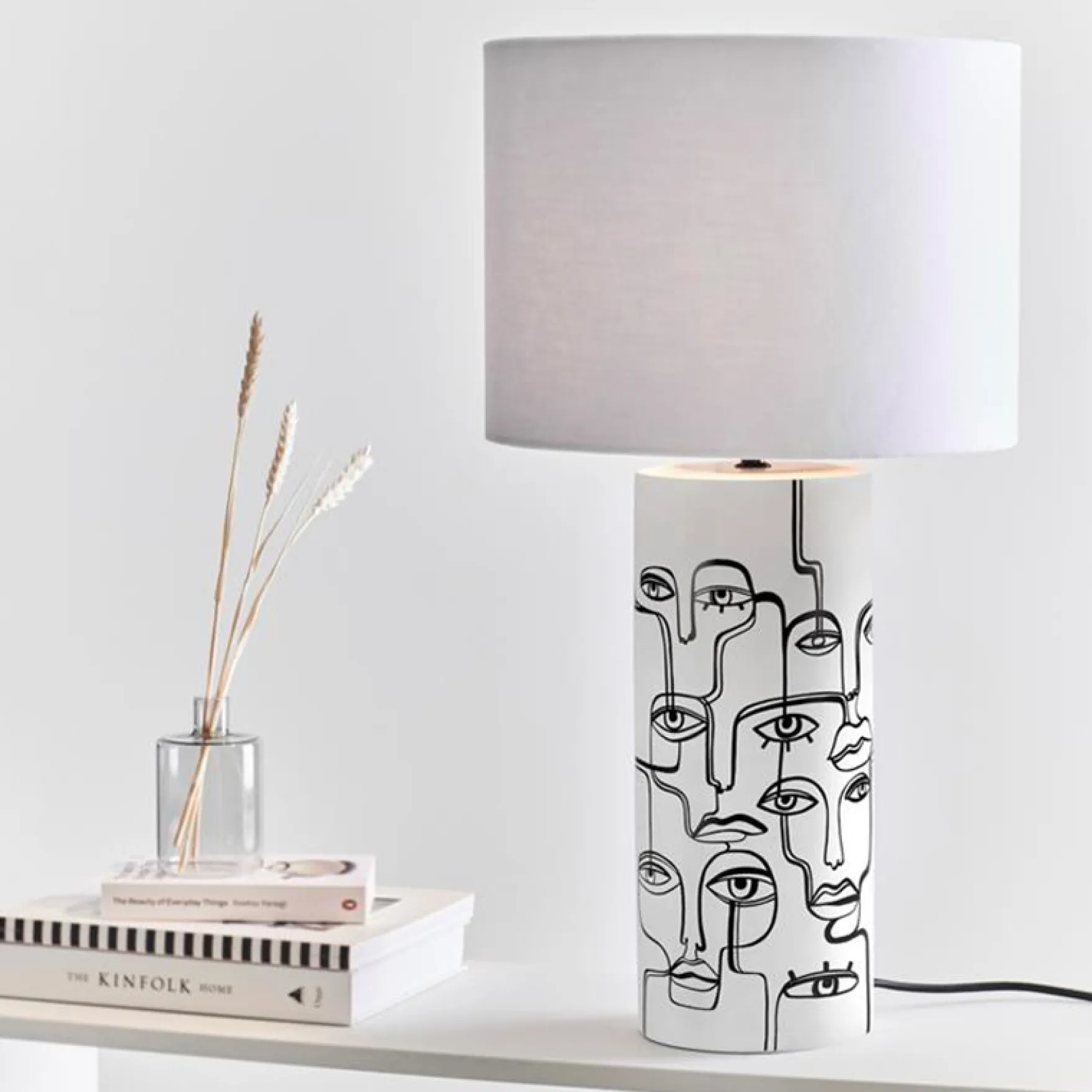Family bordlampe hvit/sort
