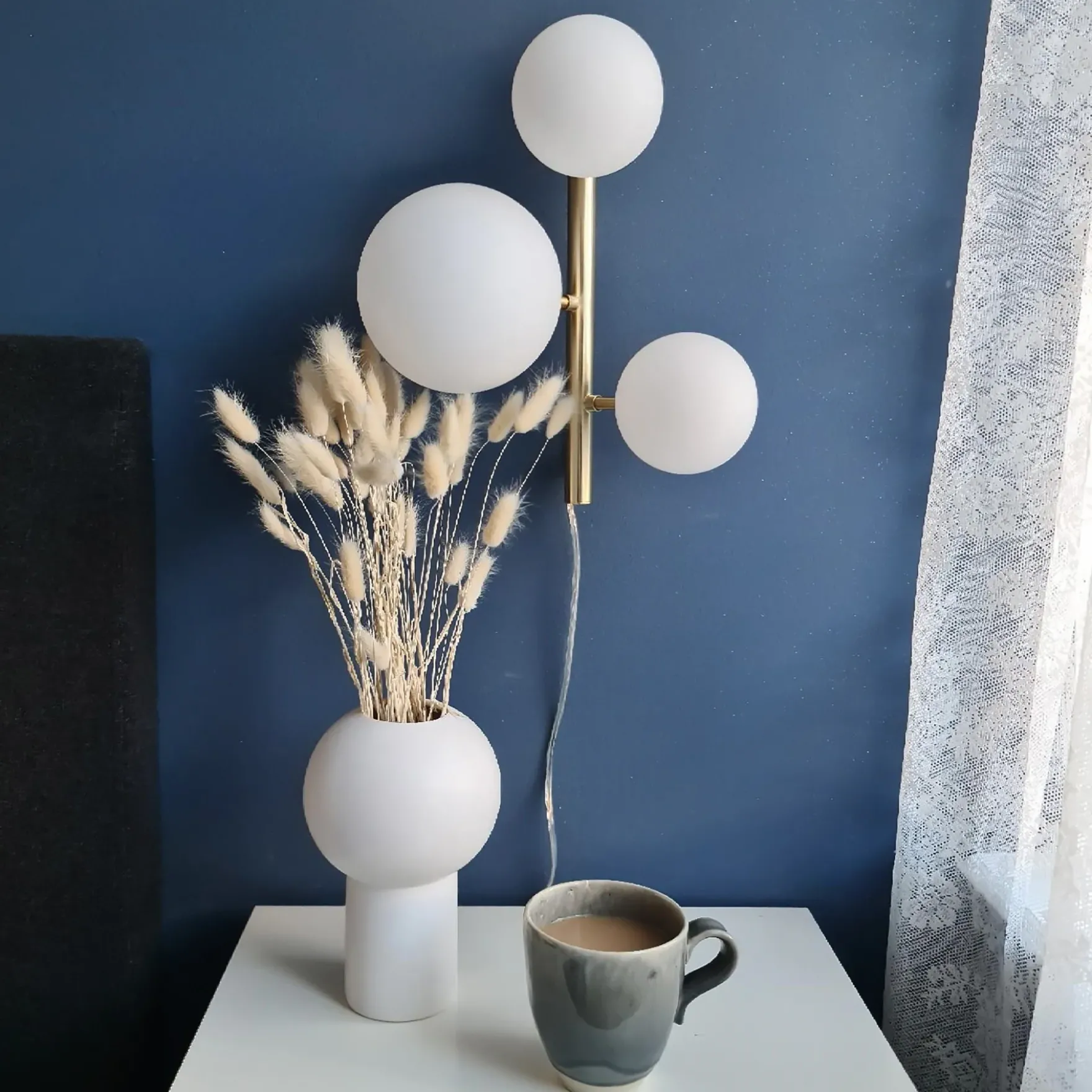 Molekyl 3-lys vegglampe messing/opal