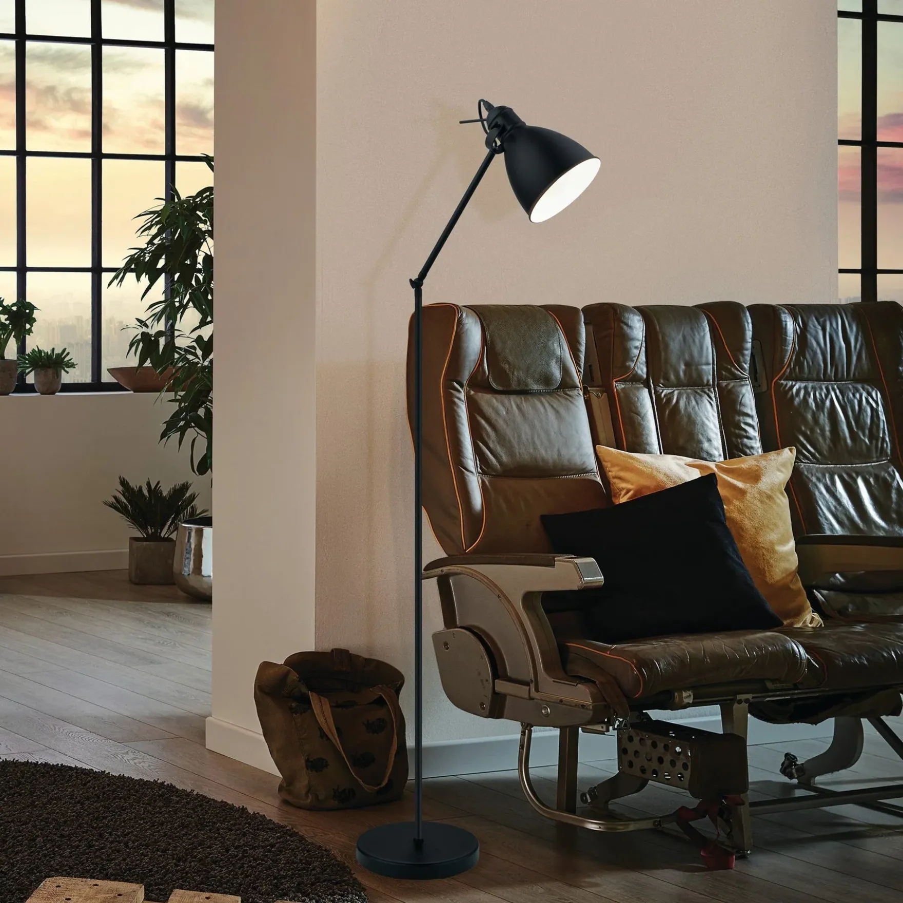 Priddy gulvlampe sort