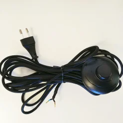 Sort kabel med fotbryter+støpsel