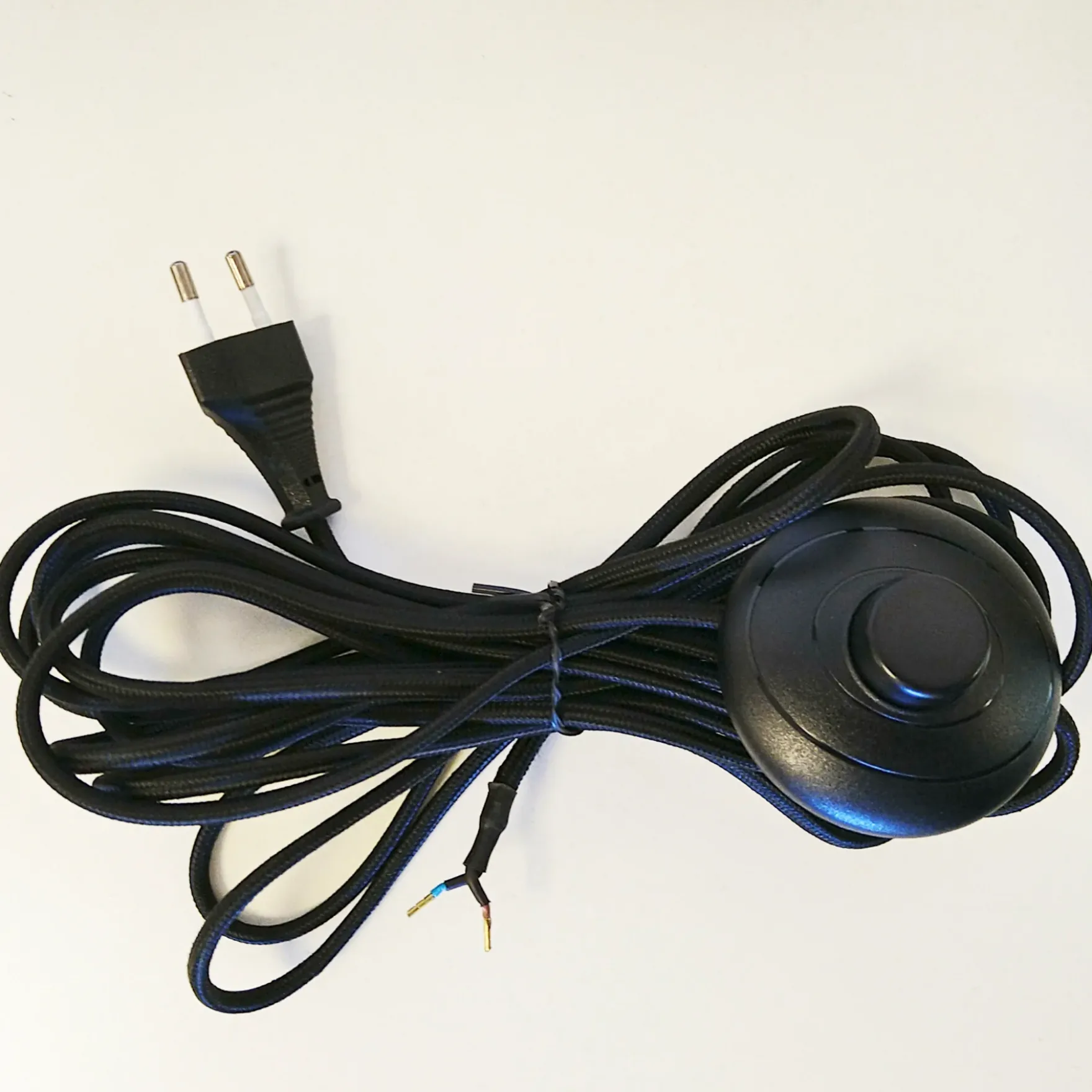 Sort kabel med fotbryter+støpsel