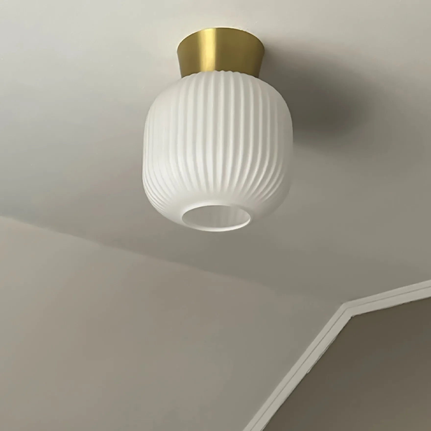 Vanja takplafond messing/opal